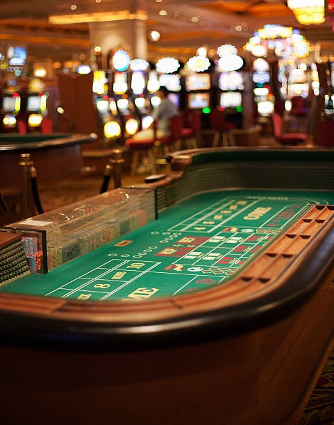 sm605 platform interface showing live-dealer tables, sportsbook markets, and slot games